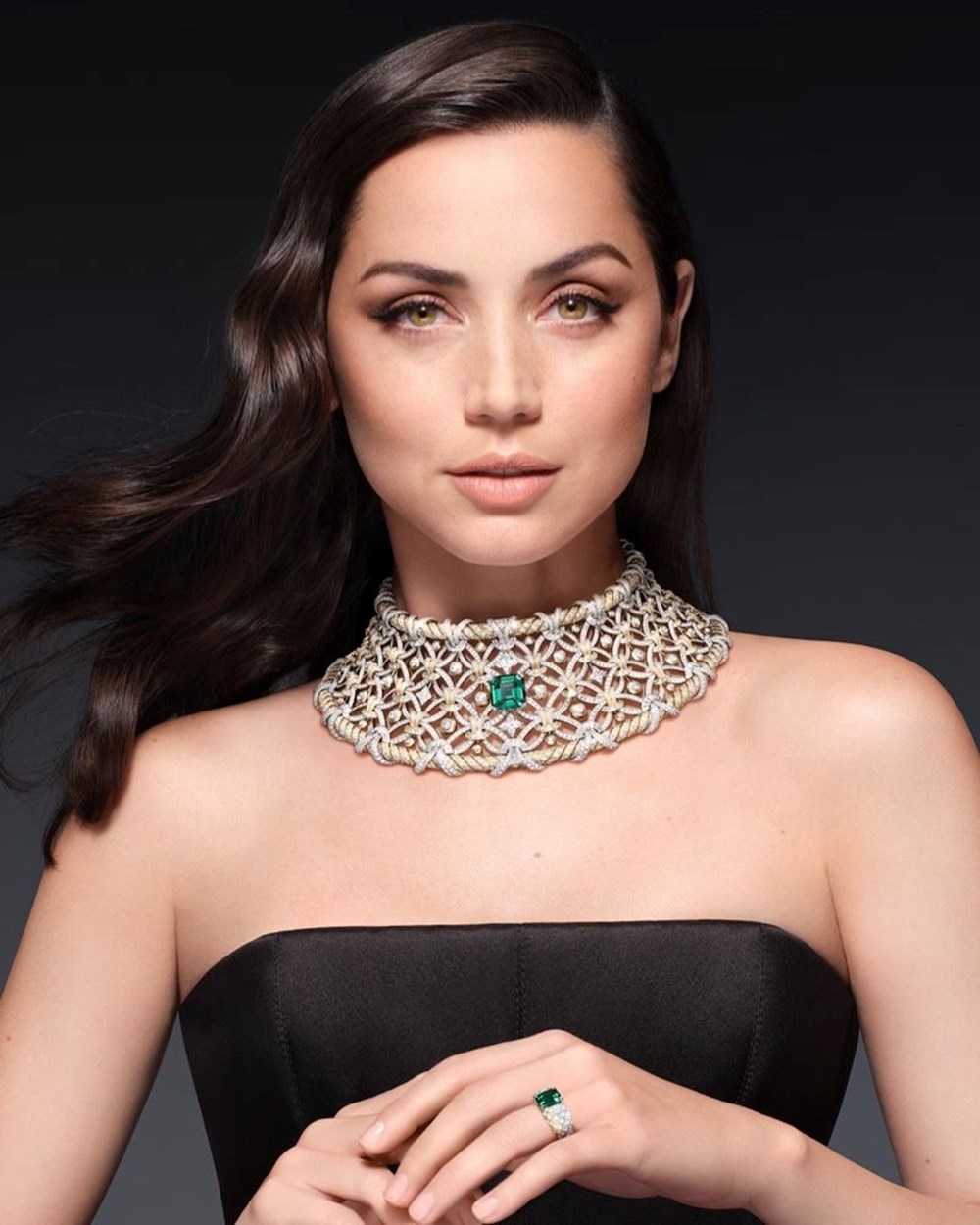Hollywood yıldızı Ana de Armas, Fransız moda devi için poz verdi - 3