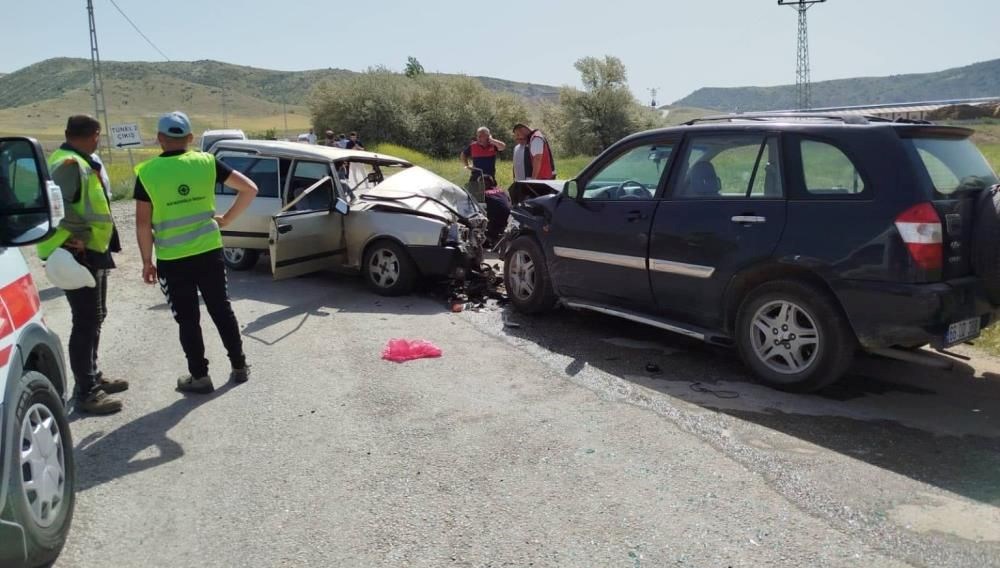 Cip ile otomobil çarpıştı: Yaralılar var