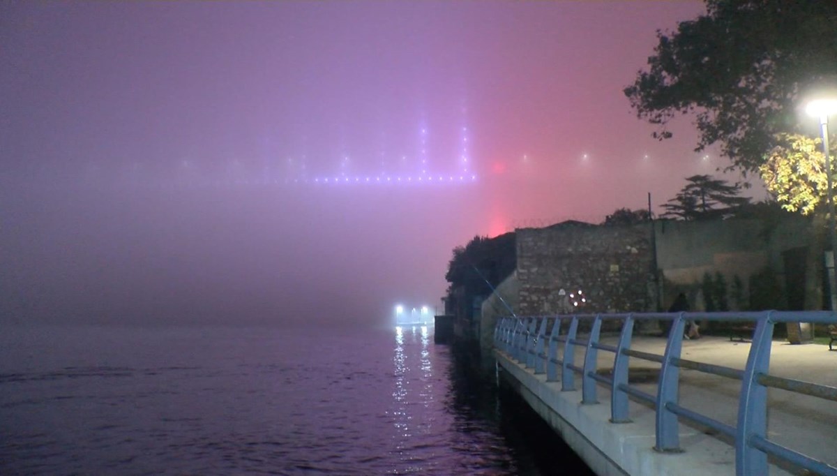 İstanbul'da sisli gece