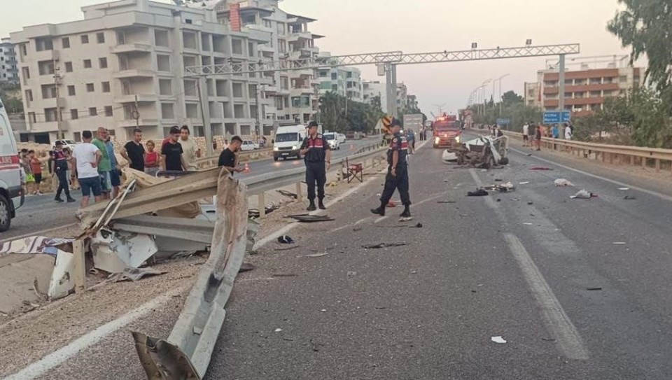 Bariyere çarpan araç hurda yığınına döndü: Bir ölü, bir yaralı - 1