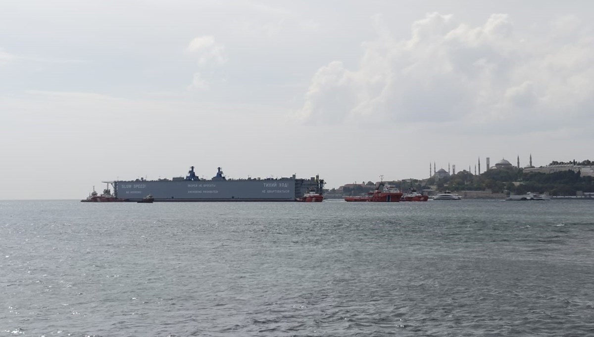 Dev yüzer havuz yeniden İstanbul Boğazı'nda Dev yüzer havuz yeniden İstanbul Boğazı'nda