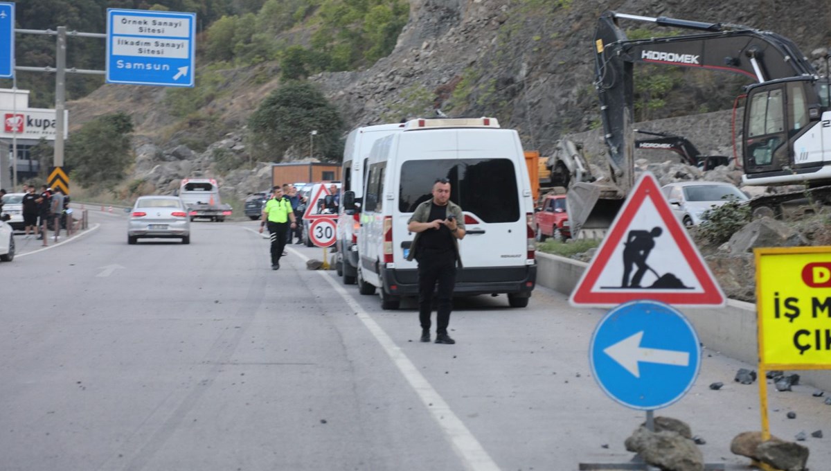 Taş ocağındaki patlatmada taşlar yola saçıldı: 4 yaralı