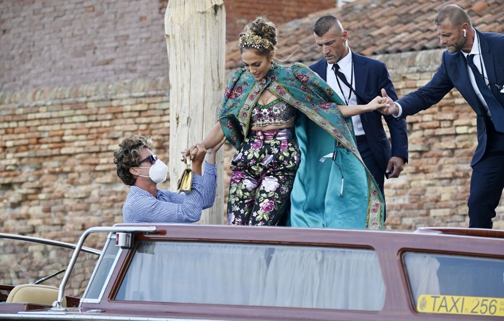 Jennifer Lopez kıyafetinden fiyat etiketini çıkarmayı unuttu - 6