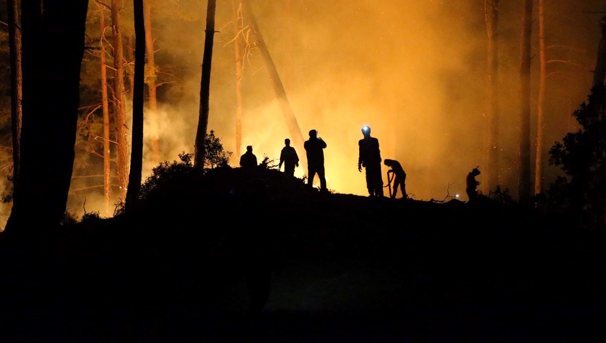 Muğla'da üç bölgede orman yangını: İki hanede 11 kişi tahliye edildi Muğla'da üç bölgede orman yangını: İki hanede 11 kişi tahliye edildi