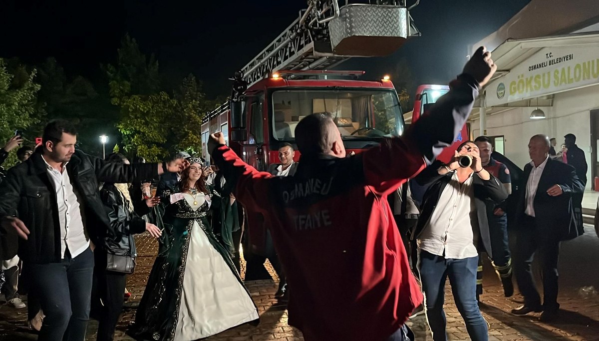 Düğün salonunda yangın çıktı, kına gecesi sokakta tamamlandı: Eğlenceye itfaiye erleri de katıldı Düğün salonunda yangın çıktı, kına gecesi sokakta tamamlandı: Eğlenceye itfaiye erleri de katıldı