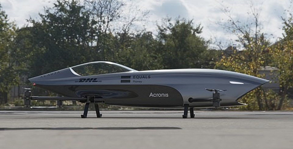 Dünyanın ilk insansız uçan elektrikli yarış otomobili tanıtıldı - 1