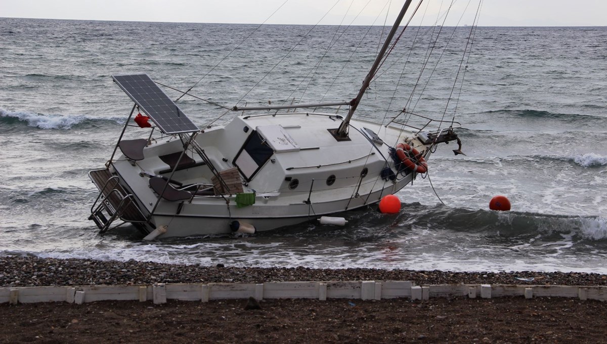 600 bin lira değerindeki yelkenli tekne karaya oturdu