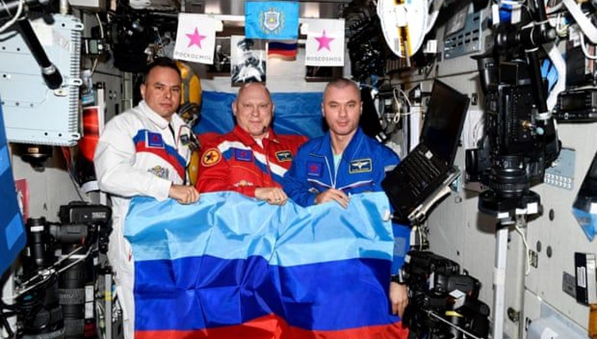 Rus kozmonotlar ISS'de Luhansk ve Donetsk bayraklarıyla poz verdi: Hem Dünya'da hem uzayda kutluyoruz