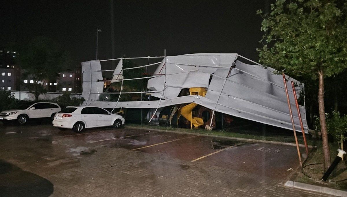 Mersin'de fırtına: Evlerin çatıları uçtu, ağaçları yerinden söktü