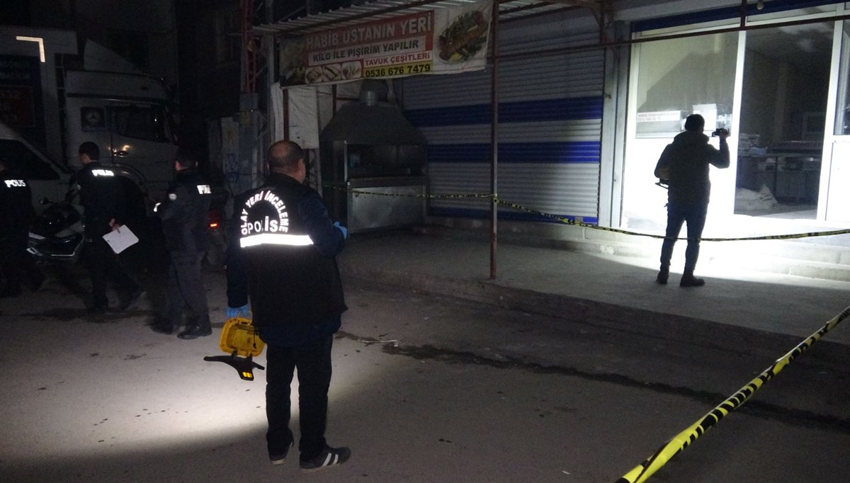 Adana'da ekmek imalathanesine silahlı saldırı: 4 yaralı Adana'da ekmek imalathanesine silahlı saldırı: 4 yaralı