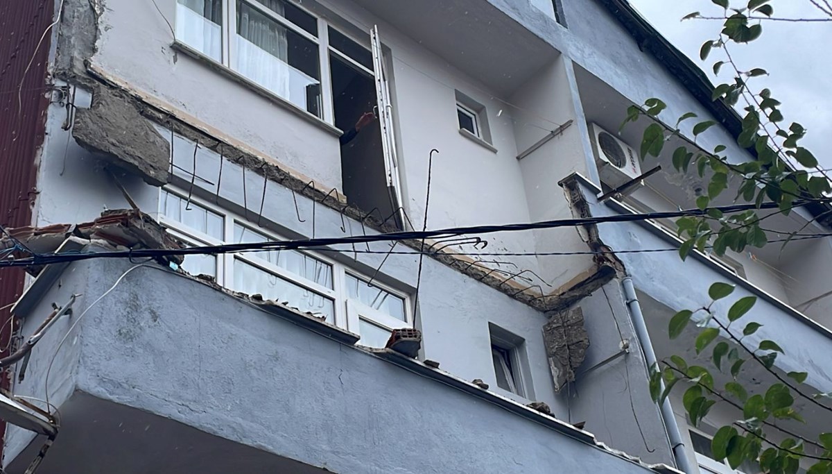 İstanbul'da 3 katlı binada balkon çöktü