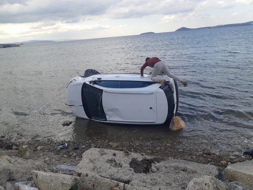 Virajı alamayan otomobil takla atarak denize düştü - 1