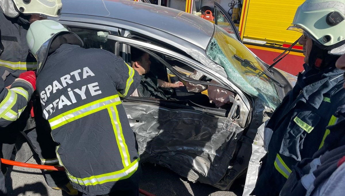 Isparta'da kontrolden çıkan otomobil elektrik direğine çarptı: 2 yaralı