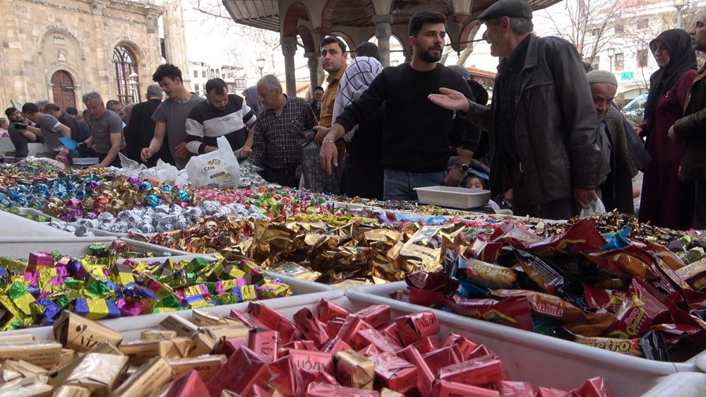 Bayram Tezgahı: Şekerden Kolonyaya Renk Cümbüşü 77