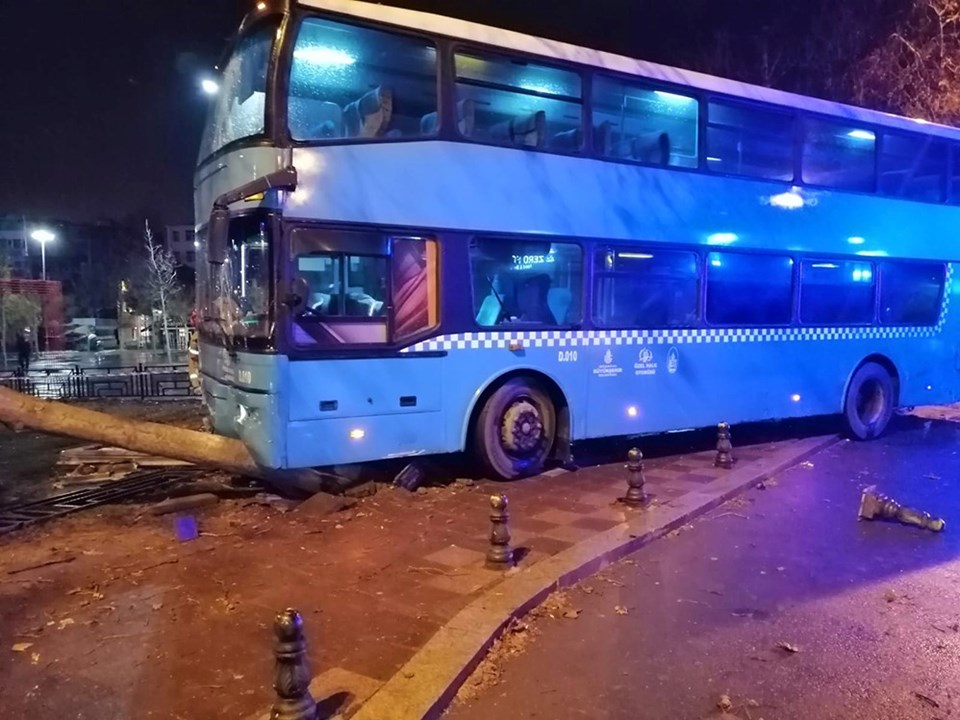 İstanbul Kartal'da halk otübüsü durağa daldı: 3'ü ağır 5 yaralı - 2