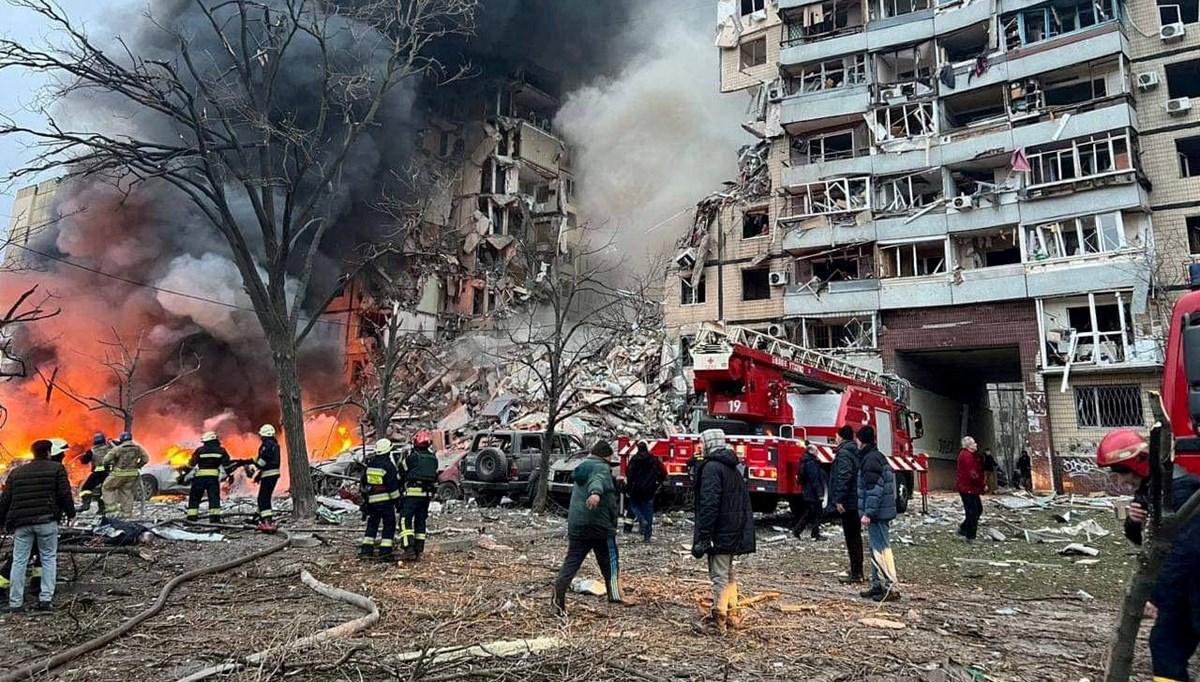 Dnipro'ya füze saldırısı: 1'i çocuk 12 ölü Dnipro'ya füze saldırısı: 1'i çocuk 12 ölü