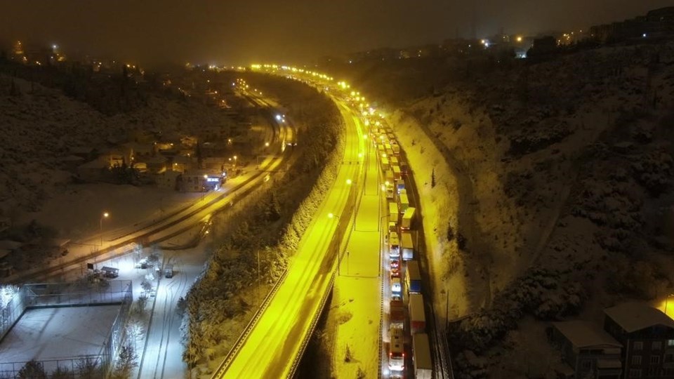 Kar yağışı Kocaeli'de TEM'i kapattı - 1