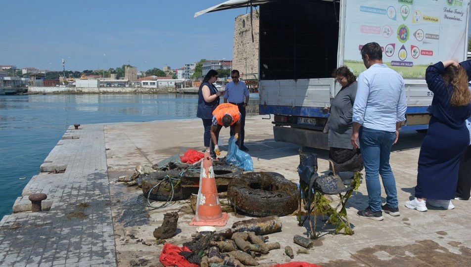 Denizin dibinden çıkarıldı: Takma diş, cam şişe, cep telefonu ve atık malzemeler