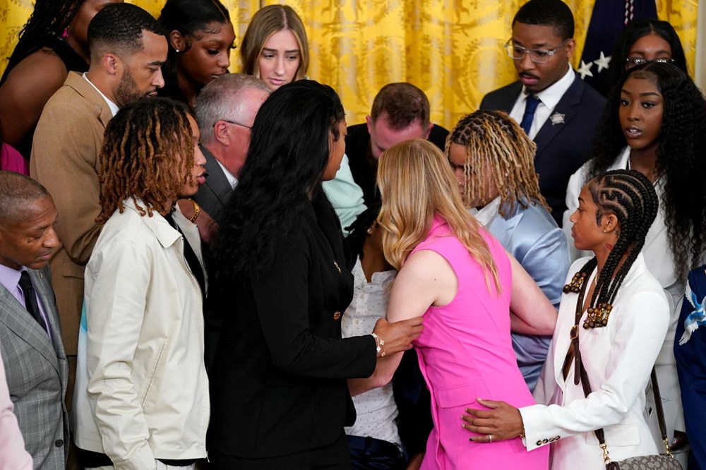 Biden'ın Beyaz Saray'da ağırladığı basketbolcunun bayılması paniğe neden oldu - 4