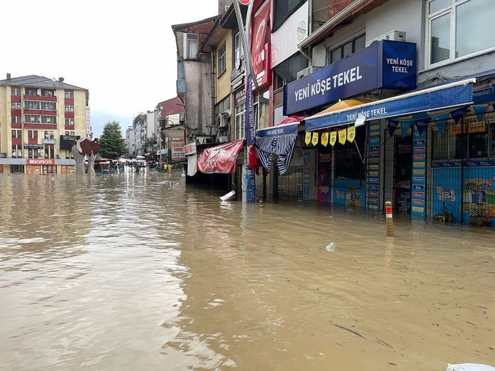 Karadeniz'i sel vurdu: Dereler taştı, yollar göle döndü, evleri su bastı - 62
