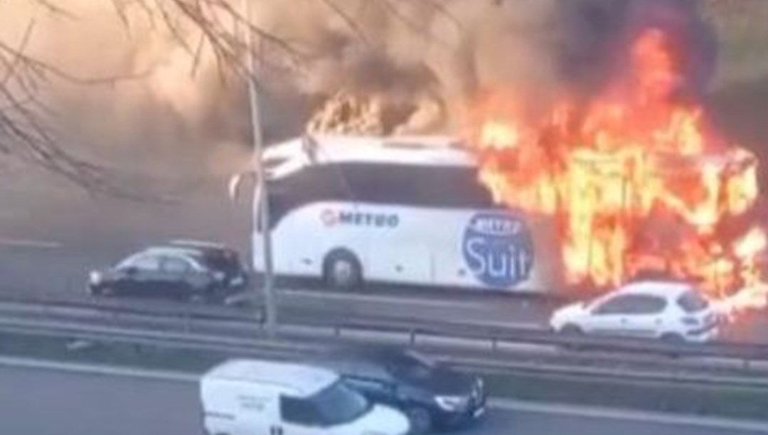 İstanbul'un korku dolu anlar! Seyir halindeki otobüs alev topuna döndü