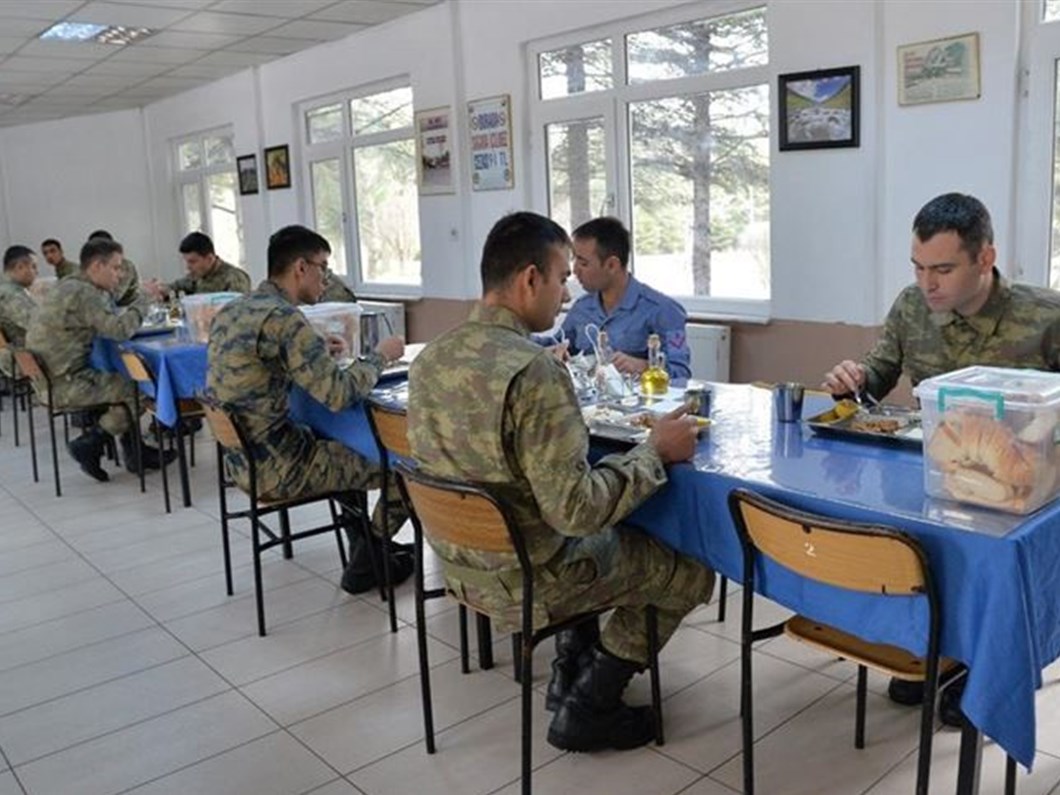 msb kisla yemekhanelerine aralikli oturma duzeni getirildi