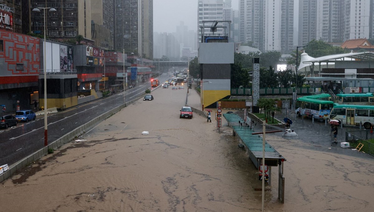 Hong Kong'da hayat durma noktasında: 140 yılın en şiddetli yağışı