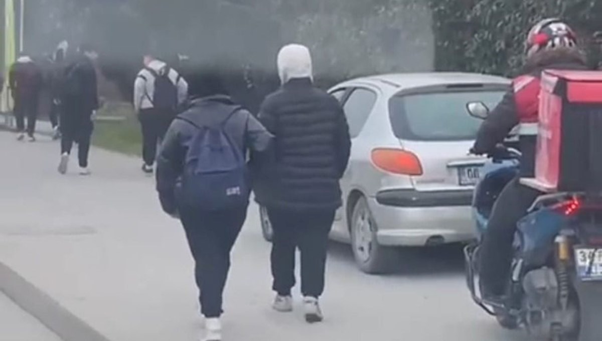 İstanbul'da cadde yerine kaldırımdan gitti yayalardan yol istedi İstanbul'da cadde yerine kaldırımdan gitti yayalardan yol istedi
