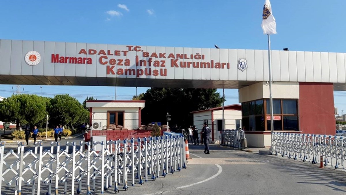 İstanbul Cumhuriyet Başsavcılığı tarafından başlatılan soruşturmada savcılık İmamoğlu hakkında zincirleme şekilde resmi belgede sahtecilik suçlamasıyla 2 yıl 6 aydan 8 yıl 9 aya kadar hapis cezası ve siyasi yasak talep ediyor.