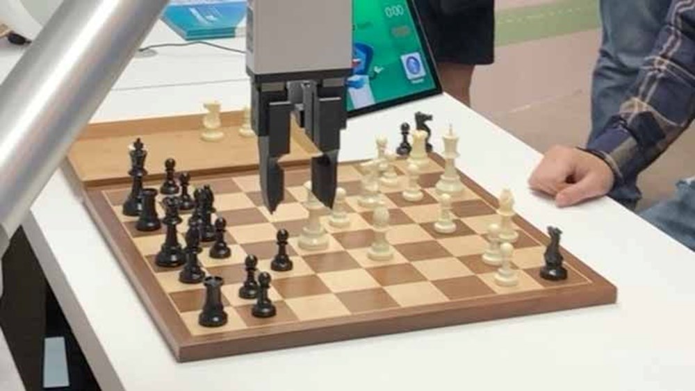Moskova'da satranç robotu, çocuk rakibinin parmağını kırdı - 4
