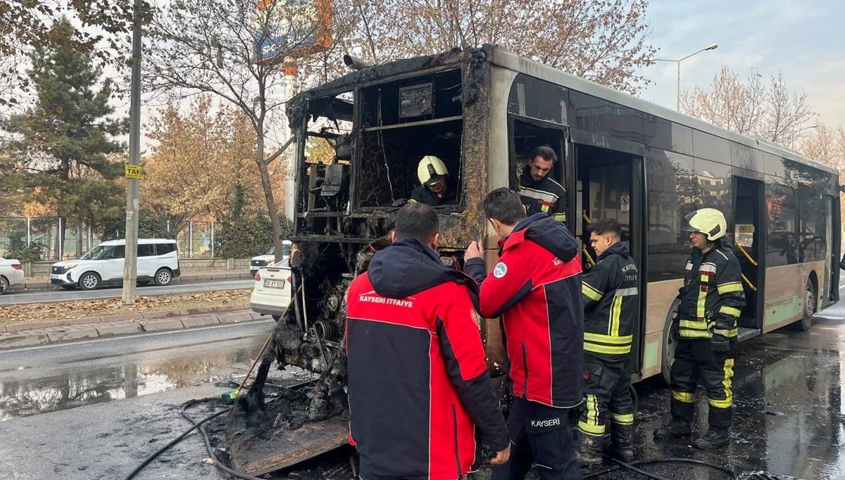 Halk otobüsü alev alev yandı