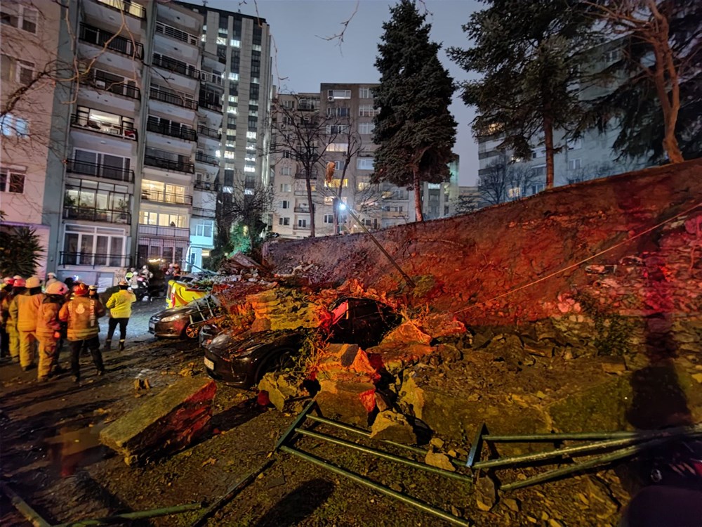 Beşiktaş'ta istinat duvarı, park halindeki 8 aracın üzerine devrildi - 3
