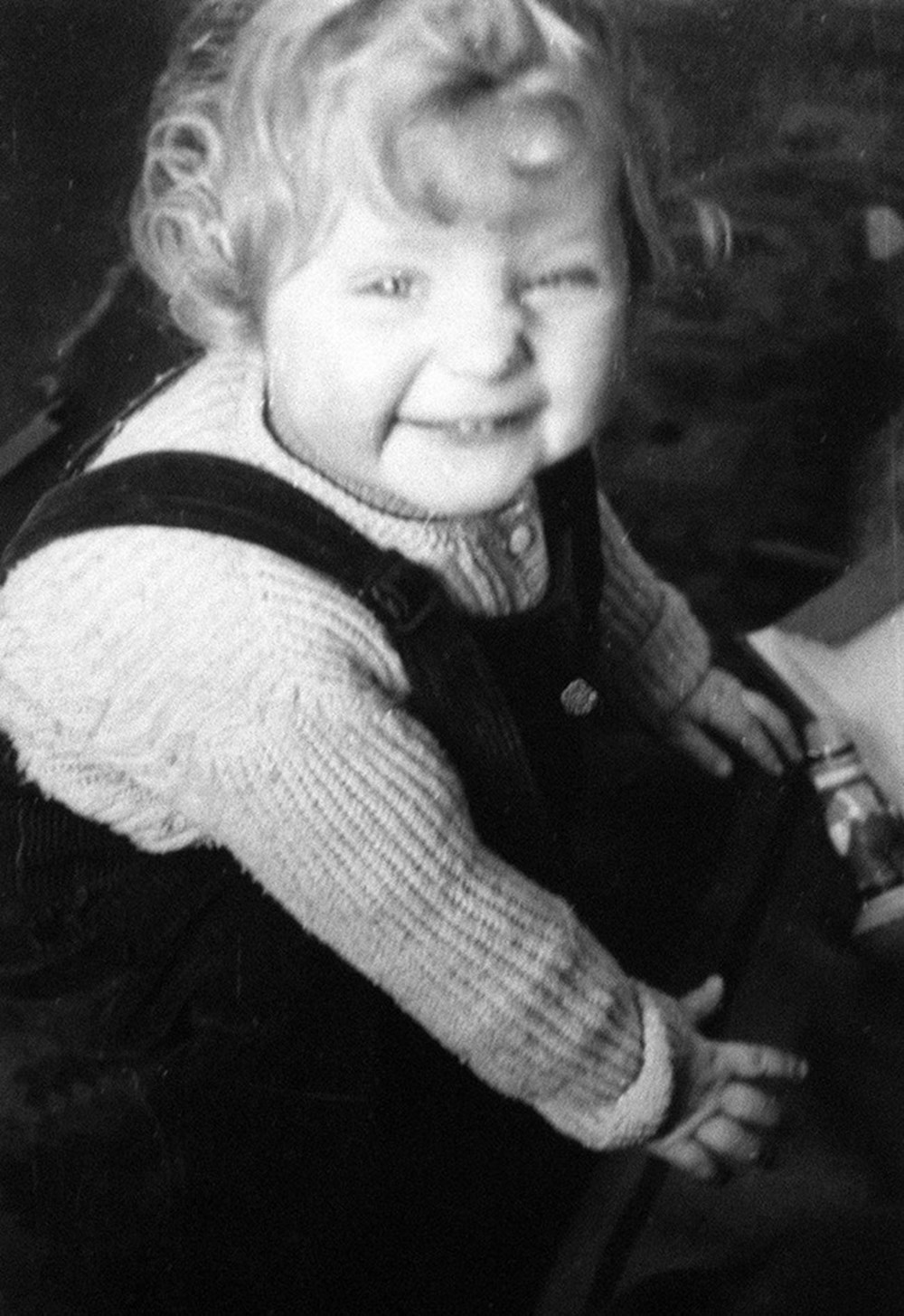 Nilgün Belgün takipçilerini geçmişe götürdü: Bu fotoğraf Marmaris'te çekildi (Ünlülerin çocukluk ve gençlik halleri) - 611