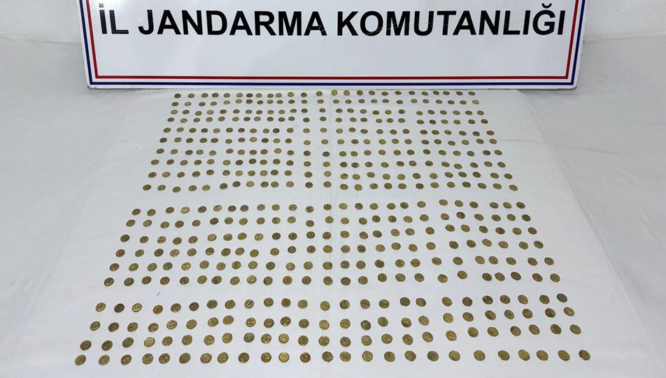 Bitlis'te durdurulan araçtan çıktı: Roma dönemine ait 500 sikke
