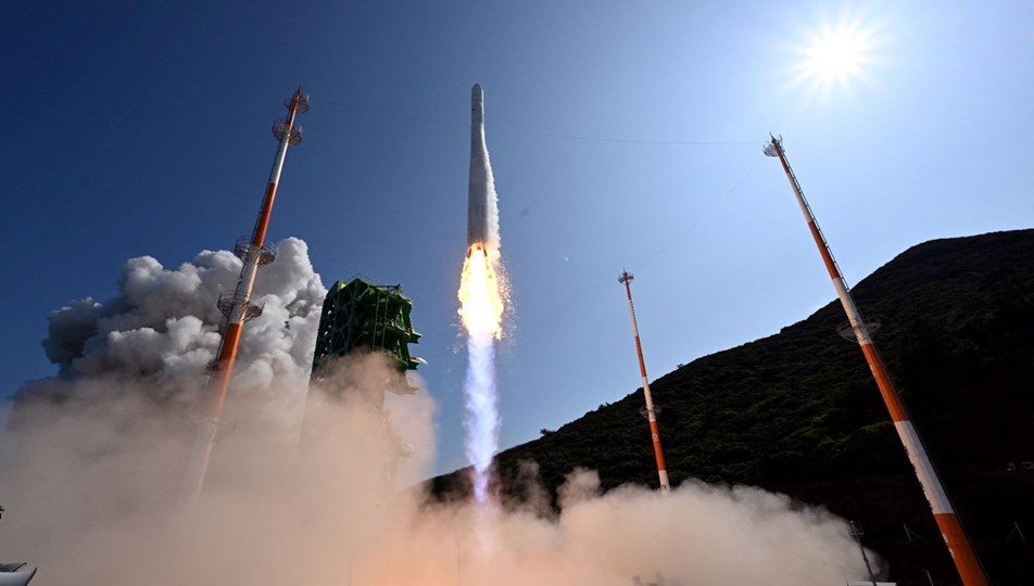 Güney Kore ilk yerli roketi "Nuri"yi ikinci kez uzaya fırlattı