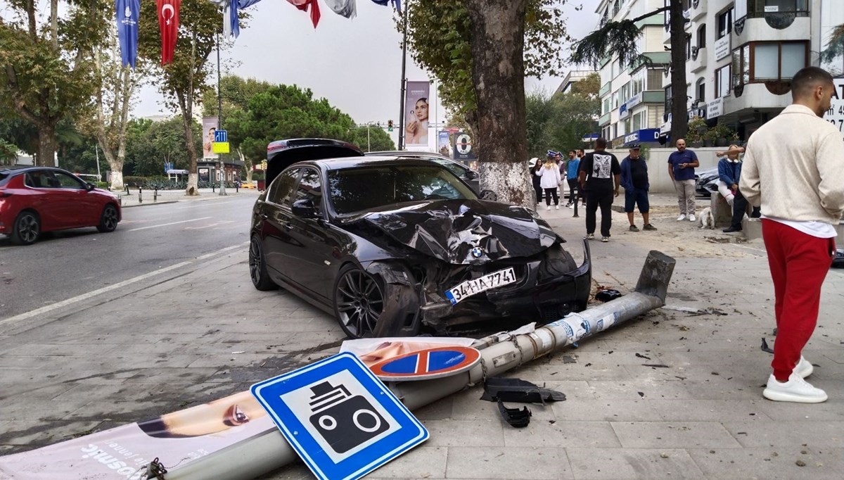 Kadıköy'de kontrolden çıkan otomobil aydınlatma direğine çarptı