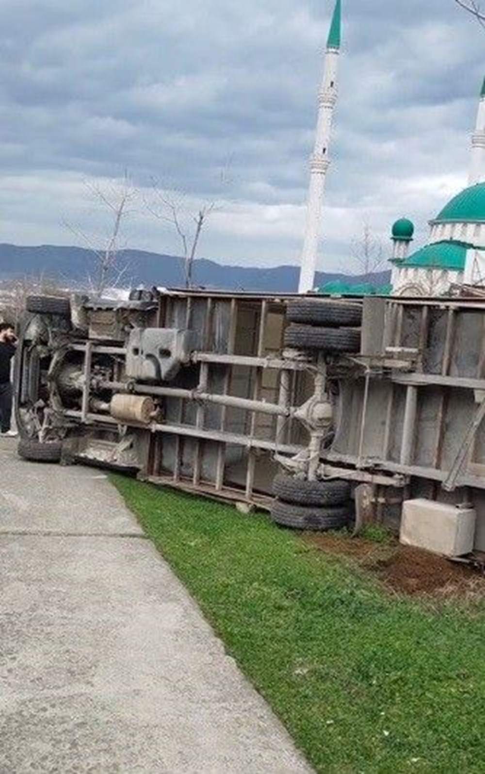 Bursa'da sanayi sitesinde hortum: 1 kişi yaralandı, 20 iş yeri ve 12 araç zarar gördü - 4
