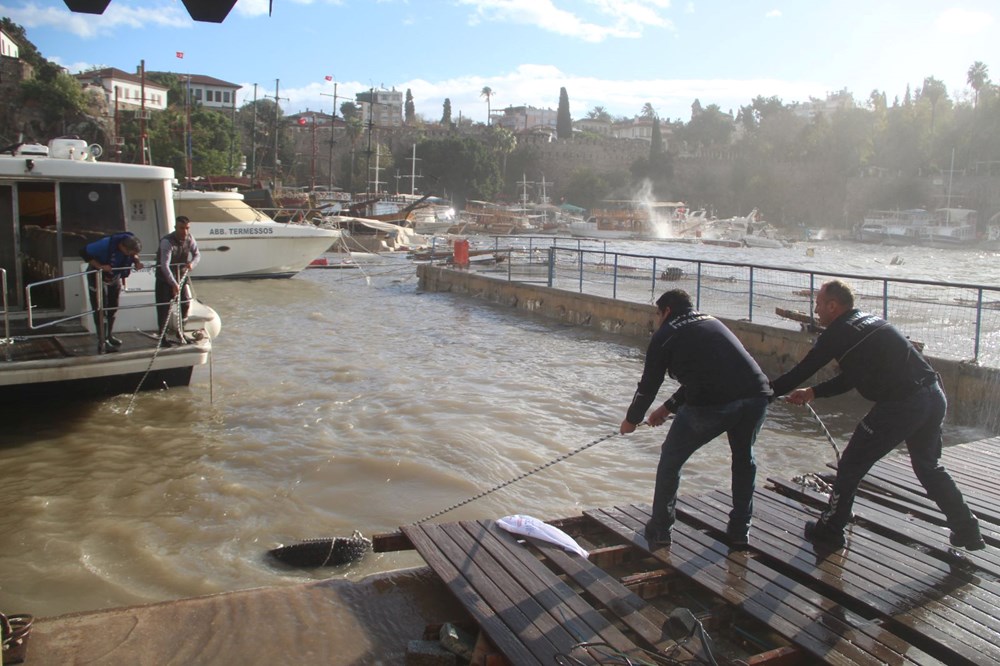 Antalya'da dev dalgalar yat limanını yuttu: 1 tur, 2 balıkçı teknesi battı - 6