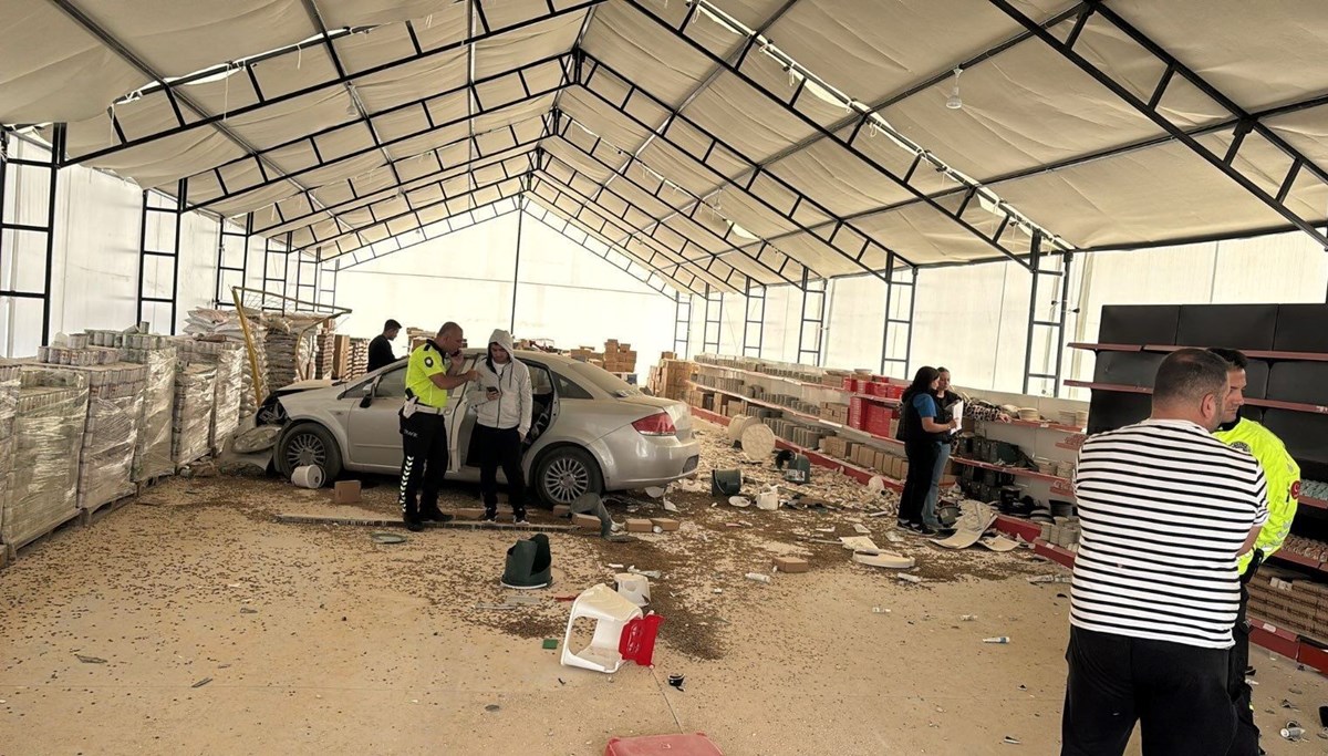 Kontrolden çıkan otomobil iş yerine girdi