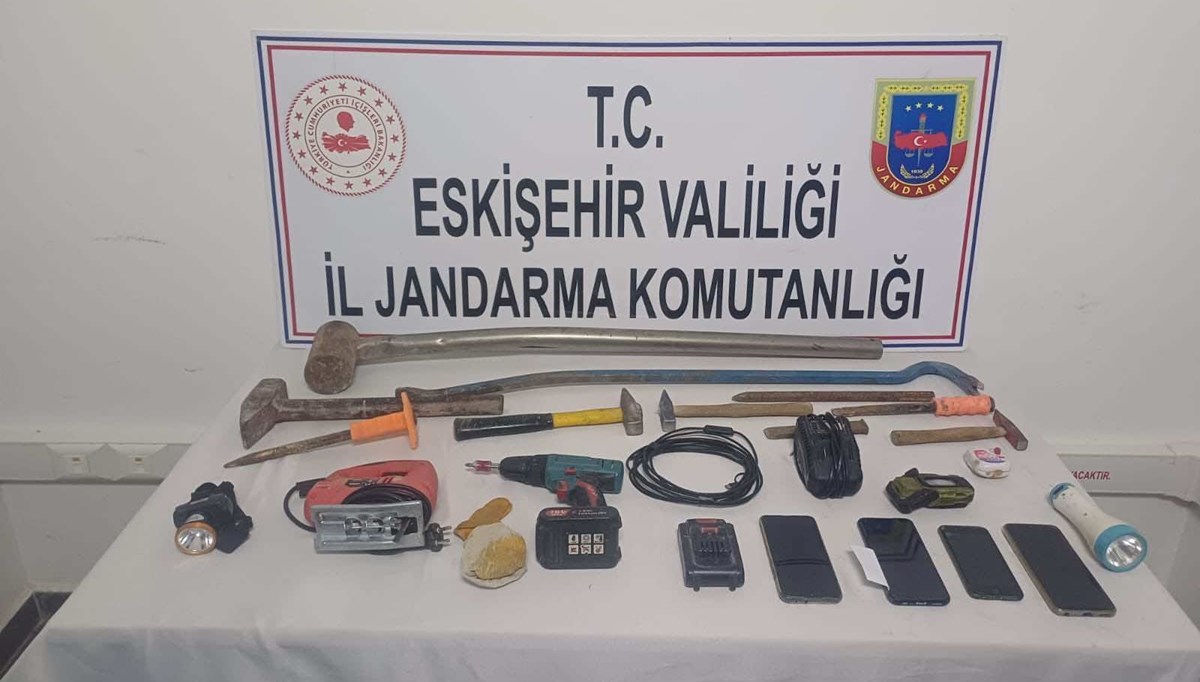 İzinsiz kazı operasyonu: 4 şüpheli yakalandı İzinsiz kazı operasyonu: 4 şüpheli yakalandı