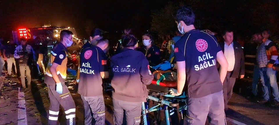 Mevsimlik tarım işçilerini taşıyan kamyonet ile kamyon çarpıştı: 1 ölü, 5 yaralı - 2