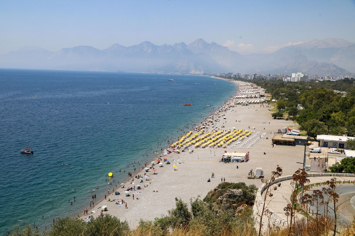 30 derecelik hava sıcaklığı 36 derece hissedildi! Sıcaktan bunalan kendini sahile attı