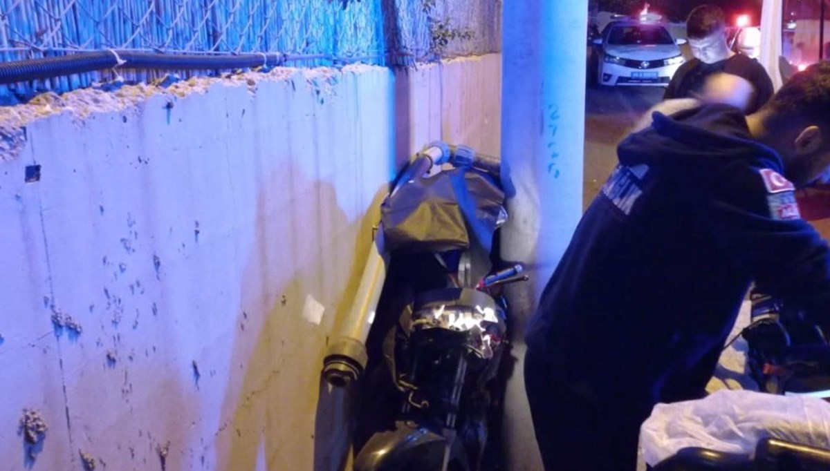 Bodrum’da feci motosiklet kazası (Duvarla, beton direk arasına sıkıştı) Bodrum’da feci motosiklet kazası (Duvarla, beton direk arasına sıkıştı)