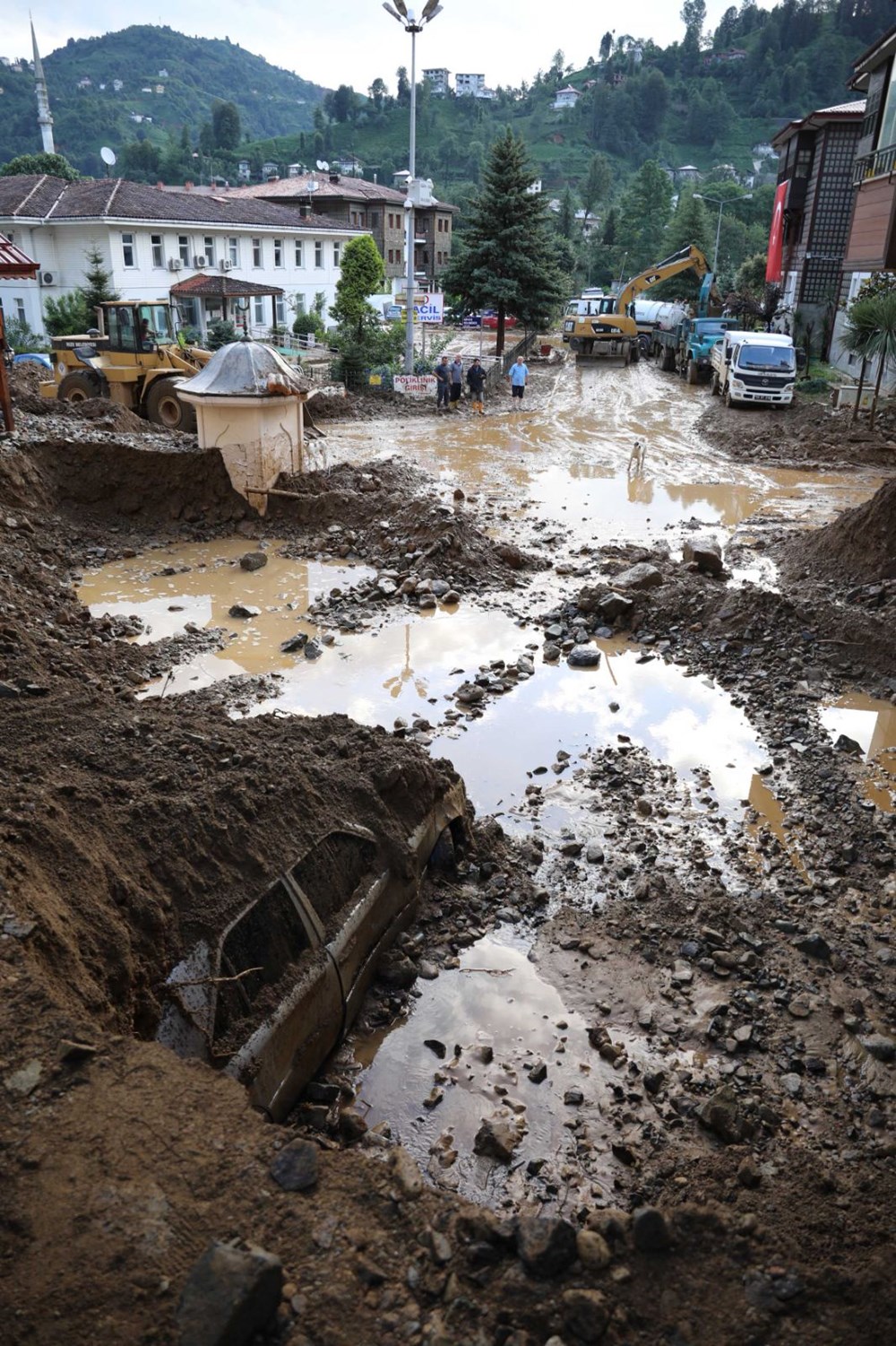Rize’de sel ve heyelan afetinin hasarı gün ağarınca ortaya çıktı - 18