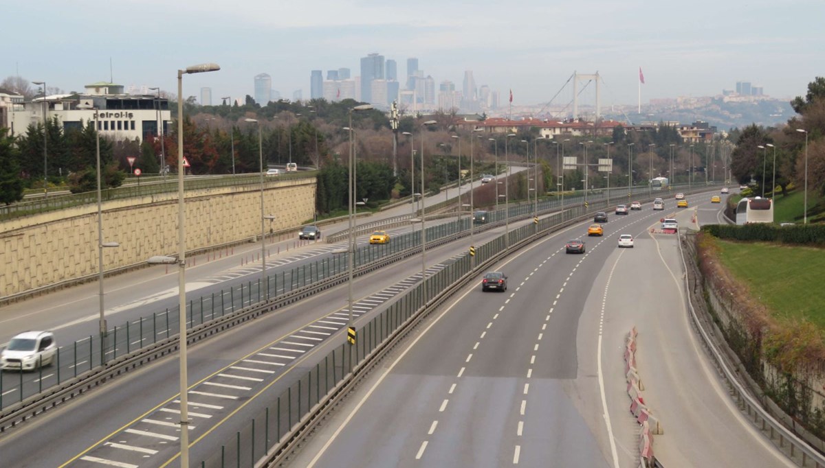 İstanbul'da yılın ilk günü: Otoyollar, sokaklar ve caddeler boş kaldı İstanbul'da yılın ilk günü: Otoyollar, sokaklar ve caddeler boş kaldı