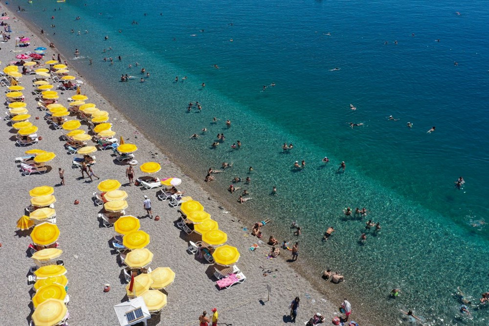 Antalya'da sıcaktan bunalan sahile koştu - 1