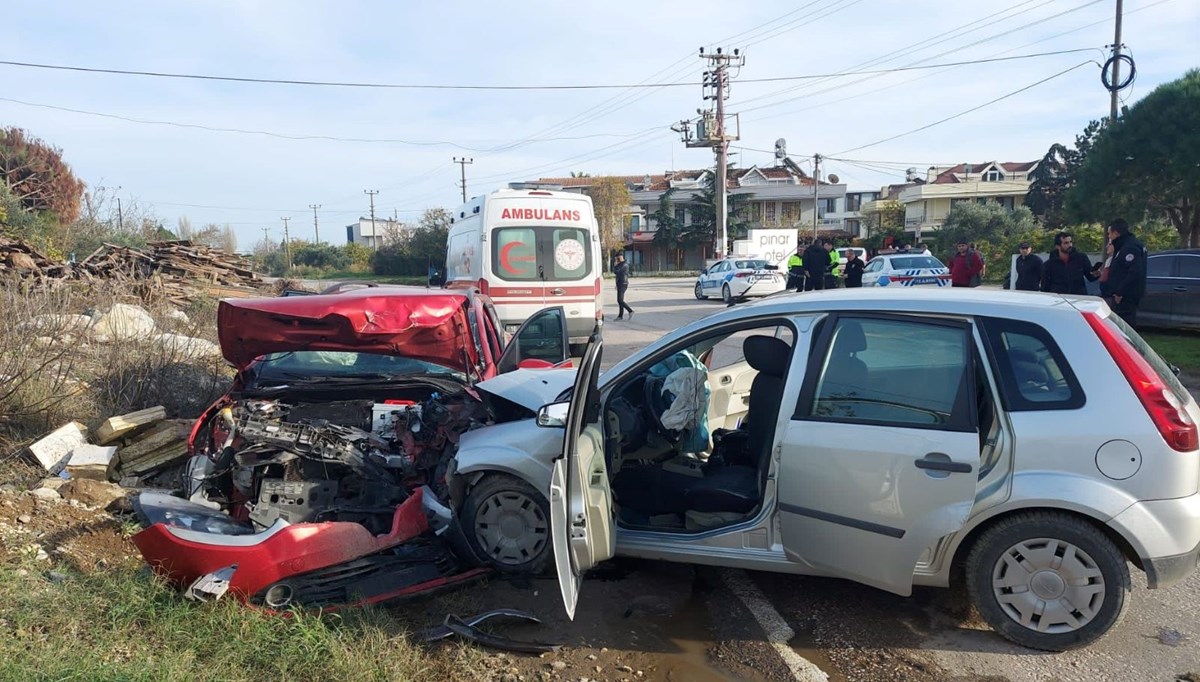 Balıkesir'de iki araç kafa kafaya çarpıştı: 8 yaralı