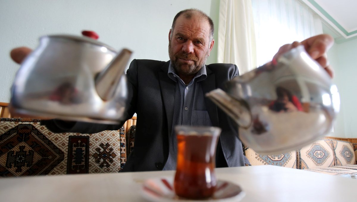 Bir oturuşta 100 bardak çay içiyor