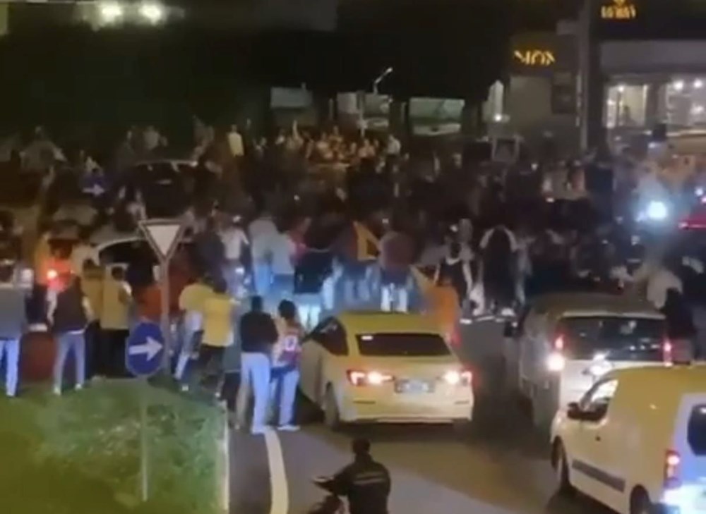 Bursa'da otomobil kutlama yapan Galatasaray taraftarlarının arasına daldı - 4