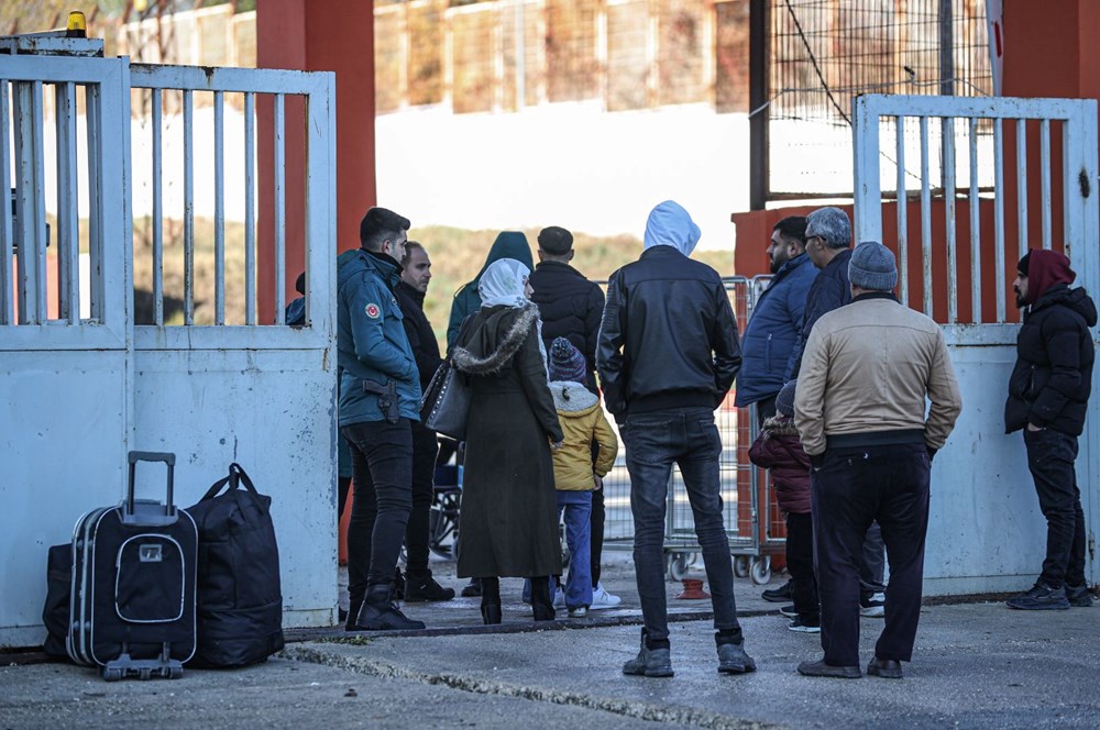 Suriyelilerin
ülkelerine dönüşü için yeni adım: Arabalar ve ziynet eşyalarının sınırdan geçişine
kolaylık - 5